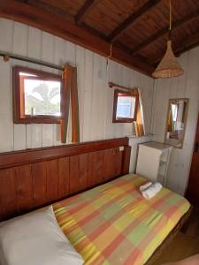 Solar del Mar في برايا دو روزا: غرفة نوم صغيرة مع سرير في غرفة صغيرة +57 صورة