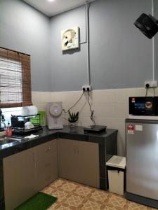 una cocina con fregadero y encimera en Room&Rest Homestay Seremban Mutiara Galla, en Seremban