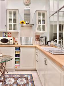 Kuchyň nebo kuchyňský kout v ubytování LES ANGES DELUXE AVIGNON - Exclusive Romantic Home - Luxury Services - Tours