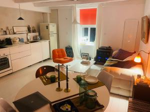 ルゼにあるSolar - Maison de pêcheurの広いリビングルーム(テーブル付)、キッチンが備わります。 +5枚の写真