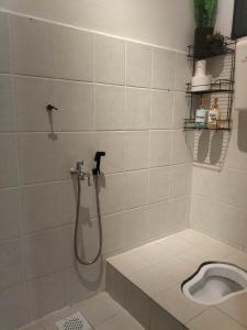 un baño con ducha y WC en Room&Rest Homestay Seremban Mutiara Galla, en Seremban