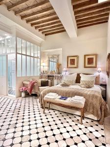 Postel nebo postele na pokoji v ubytování LES ANGES DELUXE AVIGNON - Exclusive Romantic Home - Luxury Services - Tours