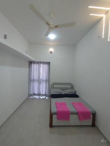 Una cama o camas en una habitación de Todkars Villa