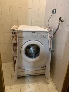 Waschmaschine und Trockner im Bad in der Unterkunft Vacanze nel cuore del Salento in Galatone