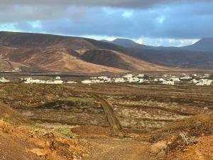 阿里亚The Secret Garden Lanzarote的山中的一个城镇