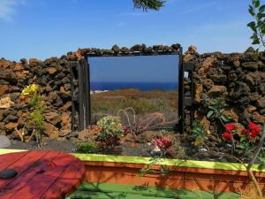 阿里亚The Secret Garden Lanzarote的一面石墙的镜子