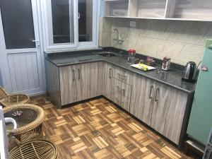 eine Küche mit einer Spüle und Holzböden in der Unterkunft ColdFeet Home in Kathmandu