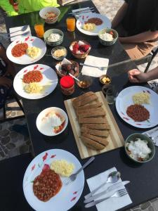 ein schwarzer Tisch mit Teller mit Lebensmitteln drauf in der Unterkunft ColdFeet Home in Kathmandu