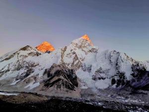 einen Berg mit Schnee drauf in der Unterkunft ColdFeet Home in Kathmandu