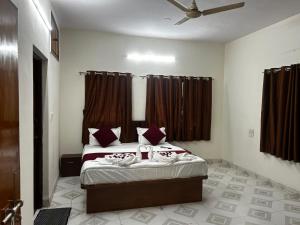 Giường trong phòng chung tại Hotel Royal Inn