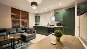 ein Wohnzimmer mit Sofa und Tisch in der Unterkunft Cosy 2-Bed Apartment - Nether Edge, Sheffield in Nether Edge