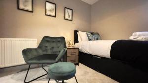 ein Schlafzimmer mit einem Bett und einem Stuhl darin in der Unterkunft Cosy 2-Bed Apartment - Nether Edge, Sheffield in Nether Edge