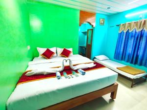 カスホールナガーにあるRising Surya Homestayの赤と青の壁のベッドルーム1室(大型ベッド1台付) +22枚の写真