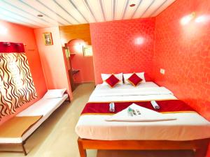 Кровать или кровати в номере Rising Surya Homestay