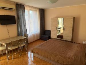 una camera da letto con un letto e un tavolo e una sala da pranzo di Studio Helios a Sveti Vlas