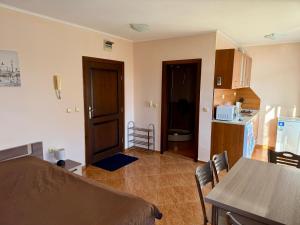 una camera con letto e una cucina con tavolo di Studio Helios a Sveti Vlas Altre 7 foto