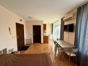 un soggiorno con un tavolo e una sala da pranzo di Studio Helios a Sveti Vlas