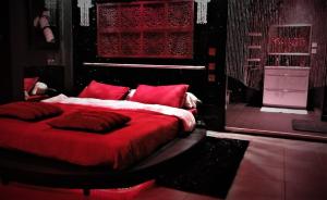 Postel nebo postele na pokoji v ubytování Love room Sparadis Laval 53 Studio avec jacuzzi privatif