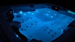 Fotografie z fotogalerie ubytování Love room Sparadis Laval 53 Studio avec jacuzzi privatif v destinaci Laval