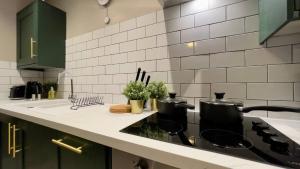 eine Küchentheke mit zwei Töpfen auf dem Herd in der Unterkunft Cosy 2-Bed Apartment - Nether Edge, Sheffield in Nether Edge