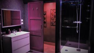 Koupelna v ubytování Love room Sparadis Laval 53 Studio avec jacuzzi privatif