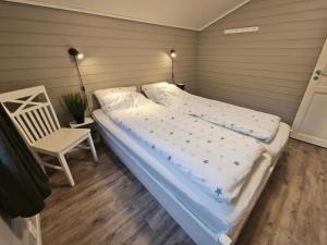 EtnesjøenにあるEtne Hytterのベッド1台(椅子付)