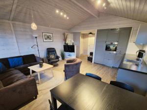 EtnesjøenにあるEtne Hytterのソファとテーブルのあるリビングルーム +34枚の写真