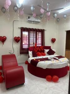 浦那Hotel Royal Inn的卧室配有一张墙上心灵床