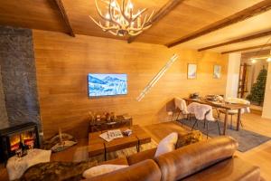 un salon avec un canapé et une cheminée dans l'établissement Le Chalet Savoyard, à Hennebont
