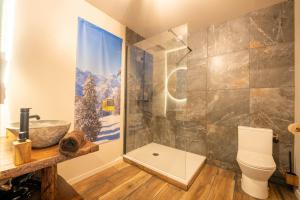 une salle de bains avec douche, toilettes et lavabo dans l'établissement Le Chalet Savoyard, à Hennebont 25 autres photos