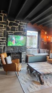 Μια τηλεόραση ή/και κέντρο ψυχαγωγίας στο Chalet Otsoak Chalet privé 3 chambres 6 personnes avec grande terrasse, garage couvert, vue montagnes à St Lary village