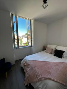 Postel nebo postele na pokoji v ubytování Plein centre, parking jardin 4 chambres