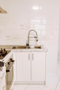 Una cocina o cocineta en Scandi студія в ЖК Київський 13 fotos más