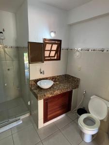 GO Hotelaria في بوزيوس: حمام مع حوض ومرحاض ودش +22 صورة