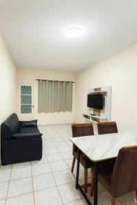 Et tv og/eller underholdning på Casa 2 min prox Madrecor com Garage, Ar condicionado