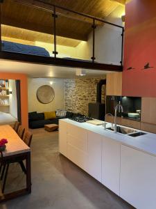 La Saulzaie في ليل ديو: مطبخ مفتوح مع دواليب بيضاء وطاولة +32 صورة