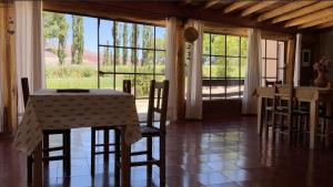 a dining room with a table and chairs and a window at Hostería Viñas de Uquia in Capla