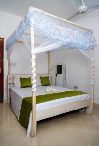 Postel nebo postele na pokoji v ubytování Marion's incredible 1 bedroom apartment