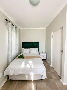 En eller flere senge i et værelse på 14 on Basson - Parklands