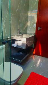 un bagno con lavandino e WC di Flat Oásis- Super aconchegante a Tangará da Serra