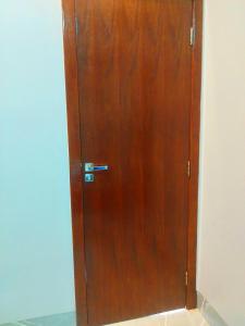 porta in legno con maniglia in camera di Flat Oásis- Super aconchegante a Tangará da Serra