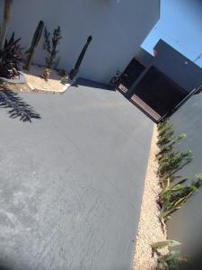 un vialetto di cemento con una casa sullo sfondo di Flat Oásis- Super aconchegante a Tangará da Serra