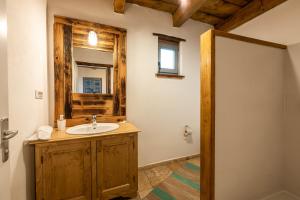 een badkamer met een wastafel en een spiegel bij Veseud11 in Veseud-Agnita +179 foto's