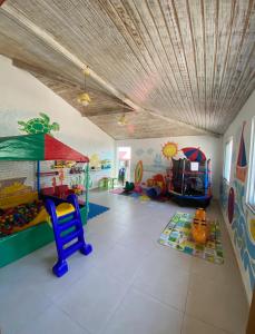 una stanza con un'area giochi con un soffitto di Le Bon vivant Arraial do cabo 405 bl a ad Arraial do Cabo Altre 18 foto