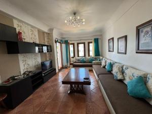 a living room with a couch and a table at Playa Azul in Restinga Smir