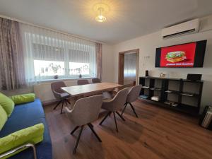 uma sala de estar com uma mesa de jantar e cadeiras em Ferienhaus Helene Güttenbach em Güttenbach