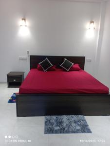 1 dormitorio con 1 cama roja grande y 2 almohadas en Blue Sky Villa 02 Ahangama, en Ahangama