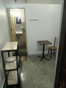 bagno con tavolo, lavandino e specchio di Giri Comforts a Mangalore