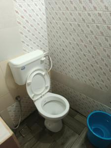 bagno con servizi igienici e secchio blu di Giri Comforts a Mangalore