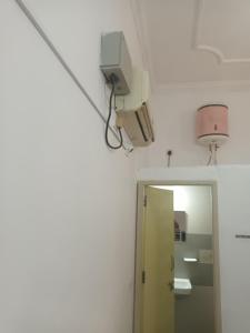 una stanza con una luce e una telecamera sul muro di Giri Comforts a Mangalore